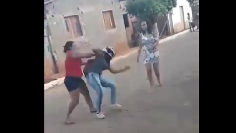 Vídeo: Professora é xingada e agredida por mãe de aluna