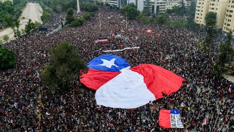 Organizações sociais ganham espaço no Chile na ausência de líderes em protestos