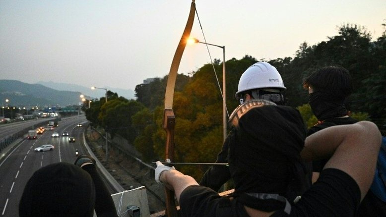 Catapultas de madeira e flechas em chamas contra polícia de Hong Kong