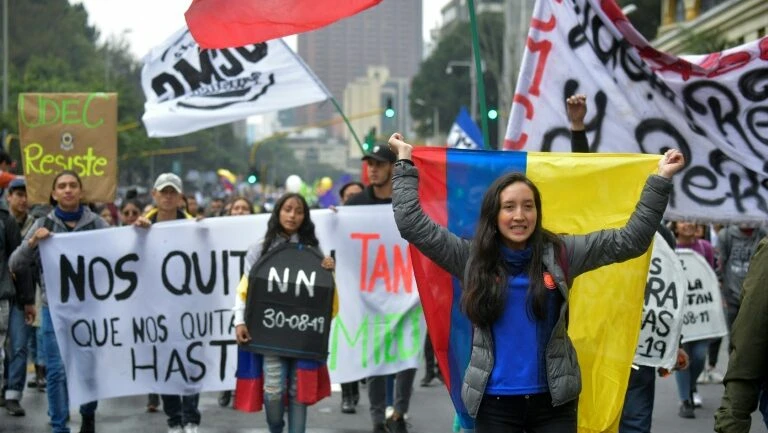 Manifestações atraem multidões contra governo da Colômbia