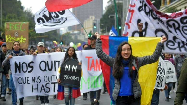 Manifestações atraem multidões contra governo da Colômbia
