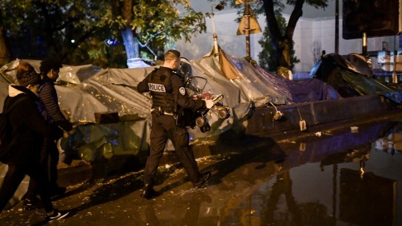 França desmantela acampamentos e endurece política migratória