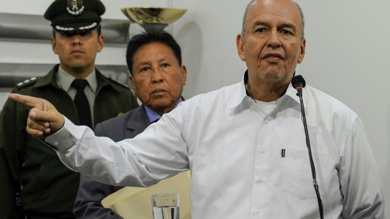 Governo interino da Bolívia propõe diálogo mas investiga Morales por terrorismo