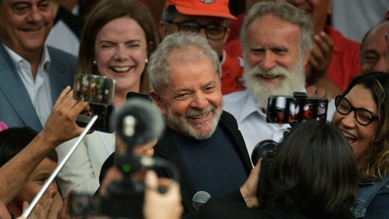 Lula na rua, outra 'hiena' para o 'leão' Bolsonaro