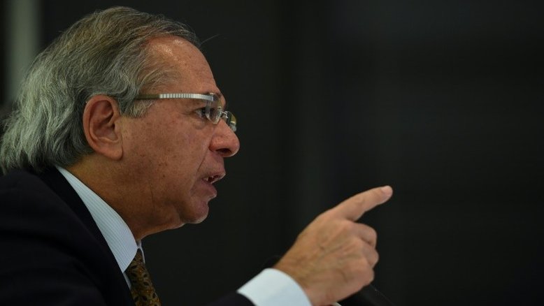 'O grande inimigo do meio ambiente é a pobreza', afirma Guedes em Davos
