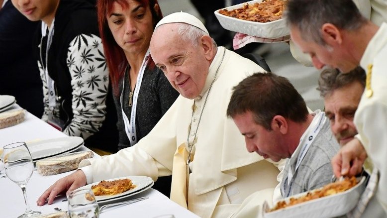 Papa recebe 1.500 moradores de rua para almoço