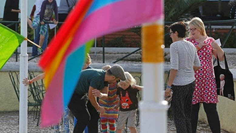 Crianças trans se sentem tão meninas e meninos quanto as não trans, diz estudo