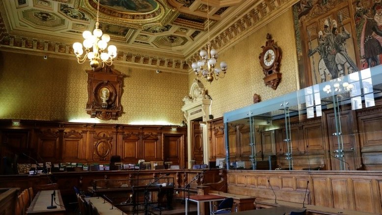Justiça francesa enfrenta caso de pedofilia com 250 vítimas