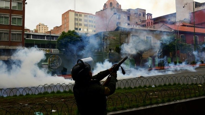 Confrontos em La Paz no primeiro dia de governo provisório na Bolívia