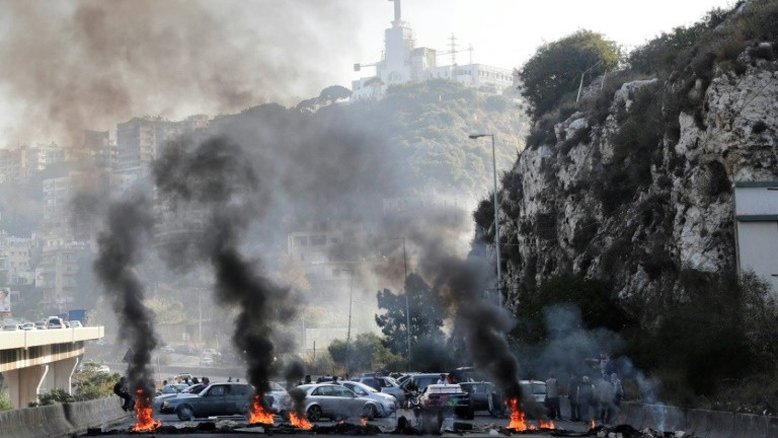Manifestantes revoltados bloqueiam estradas após discurso do presidente libanês