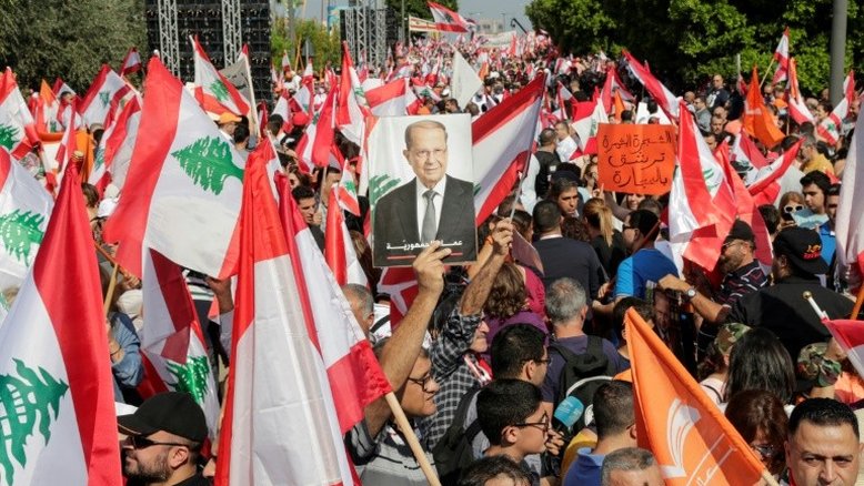 Manifestação em apoio ao presidente libanês antes de protestos da contestação