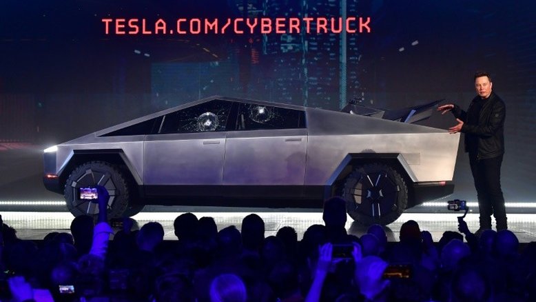 Apresentação de picape super-resistente da Tesla termina em fiasco