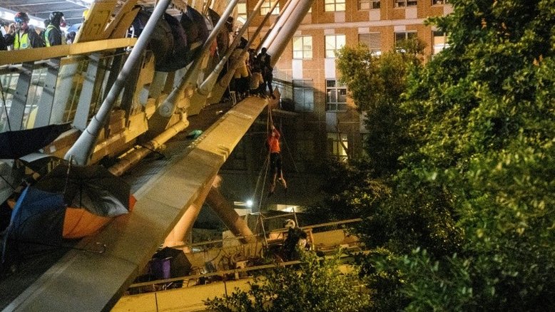 Manifestantes permanecem entrincheirados em universidade de Hong Kong