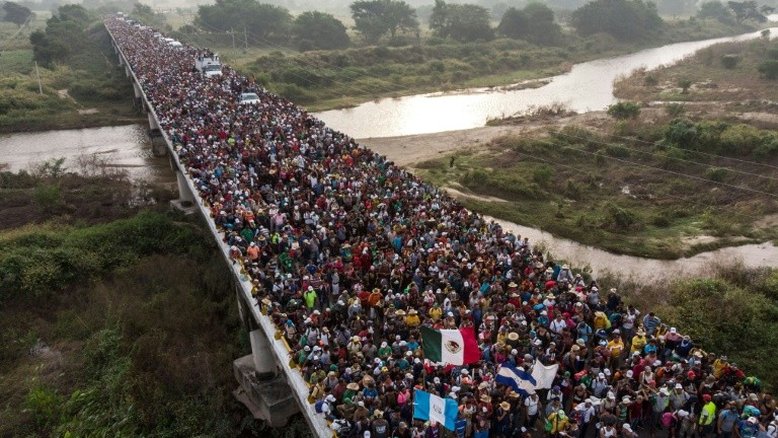 Fotógrafo da AFP recebe prêmio por imagem de imigrantes hondurenhos
