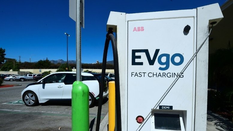 Carros elétricos são um desafio para supermercados e postos de gasolina