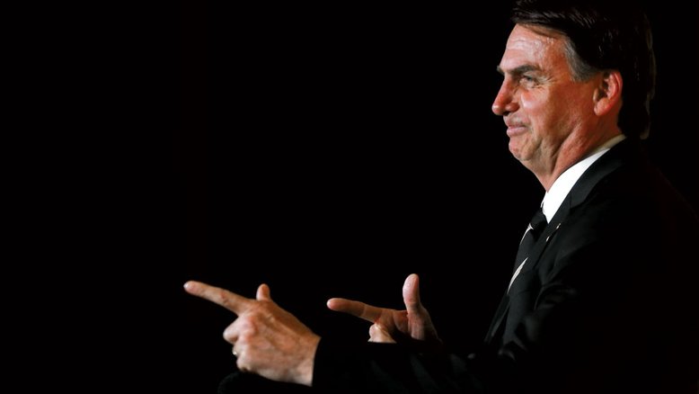 Bolsonaro assina projeto que autoriza mineração em terra indígena