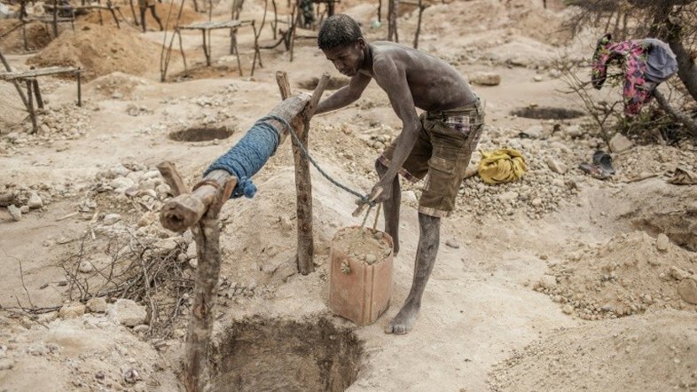 Mais de 10 mil crianças trabalham em minas para extrair mica em Madagascar