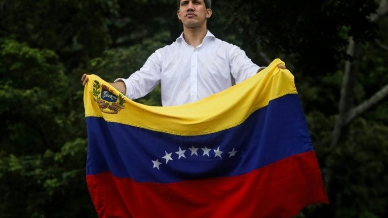 Guaidó caminha no fio da navalha em nova investida contra Maduro