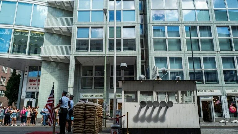 Falsos soldados são expulsos do lendário Checkpoint Charlie em Berlim
