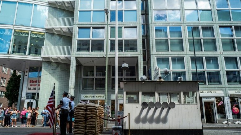 Falsos soldados são expulsos do lendário Checkpoint Charlie em Berlim