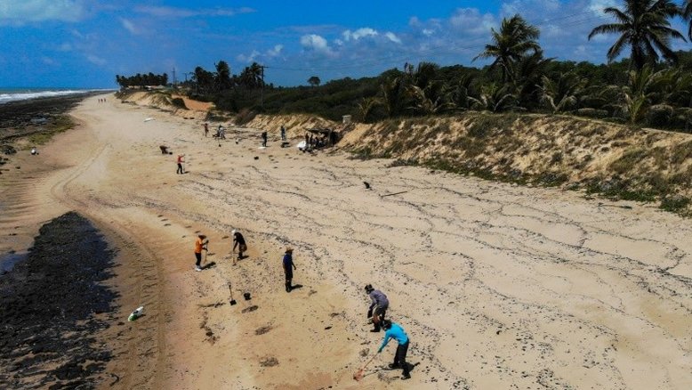 Fotógrafos contam em imagens a tragédia do petróleo vazado em suas praias