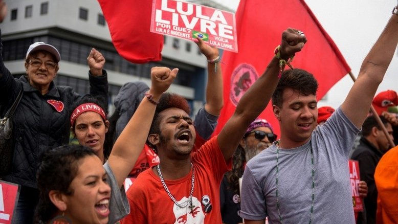 Simpatizantes de Lula esperam por sua possível saída da cadeia