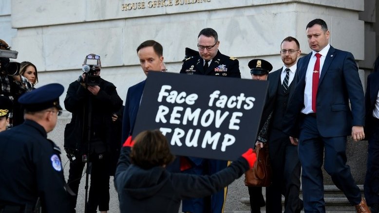 Republicanos atacam militar dos EUA por depoimento na investigação contra Trump