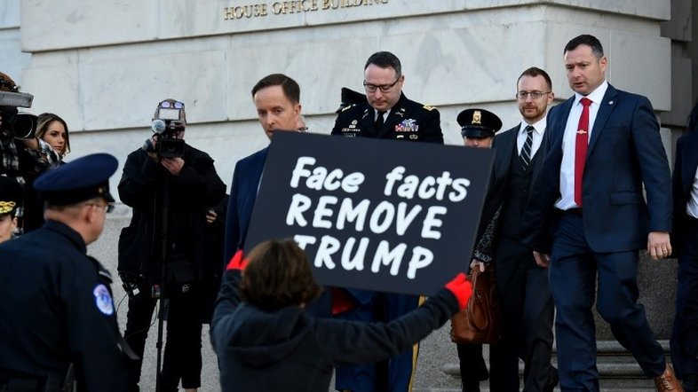 Republicanos atacam militar dos EUA por depoimento na investigação contra Trump