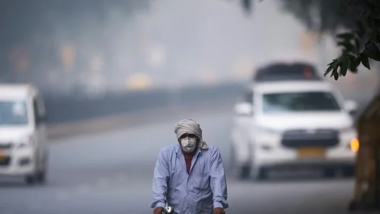 Milhões de pessoas sofrem com a poluição em Nova Délhi
