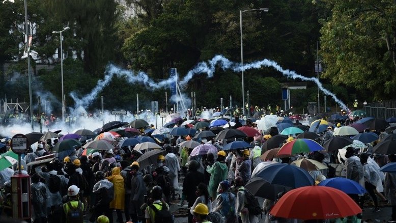 Policial ferido por flecha em novos distúrbios em Hong Kong