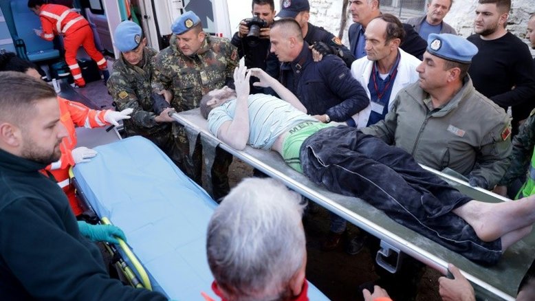 Após terremoto na Albânia, gritos de desespero chegam dos escombros