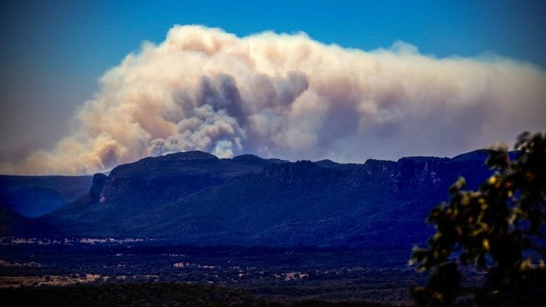 Dezenas de incêndios assolam o leste da Austrália