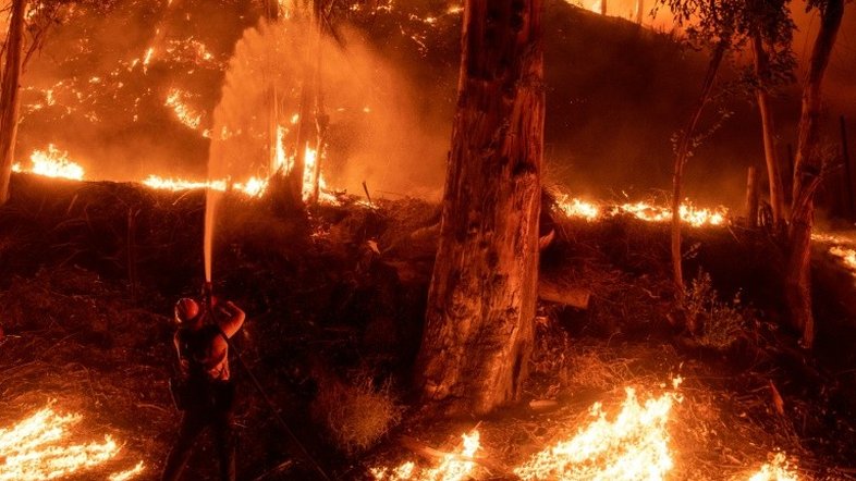 Maria, o novo incêndio no sul da Califórnia, arrasa 3.600 hectares