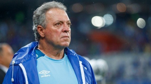 Abel coloca cargo à disposição no Cruzeiro; nome de Adilson Batista ganha força