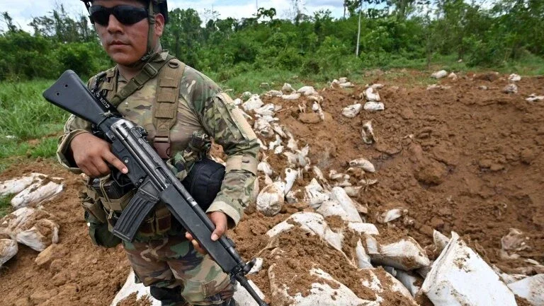 Militares peruanos destroem pistas de pouso usadas pelo tráfico na Amazônia