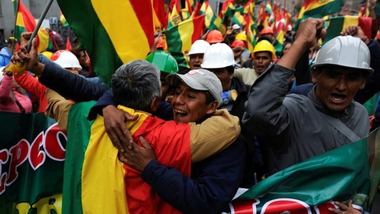 Bolivianos enchem as ruas para festejar renúncia de Evo Morales