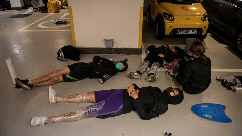 Dezenas de pessoas continuam entrincheiradas em campus de Hong Kong