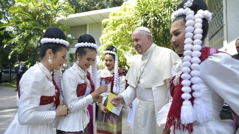 Papa chegou à Tailândia, primeira etapa de viagem asiática