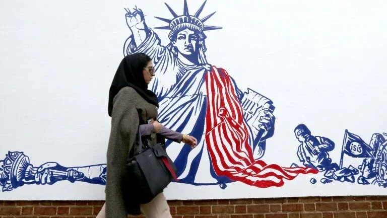 Irã inaugura murais anti-EUA na antiga embaixada americana em Teerã