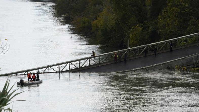 Dois mortos em queda de ponte na França