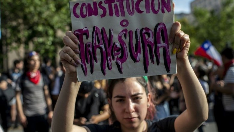 Após acordo para substituir Constituição de Pinochet, chilenos marcam protesto