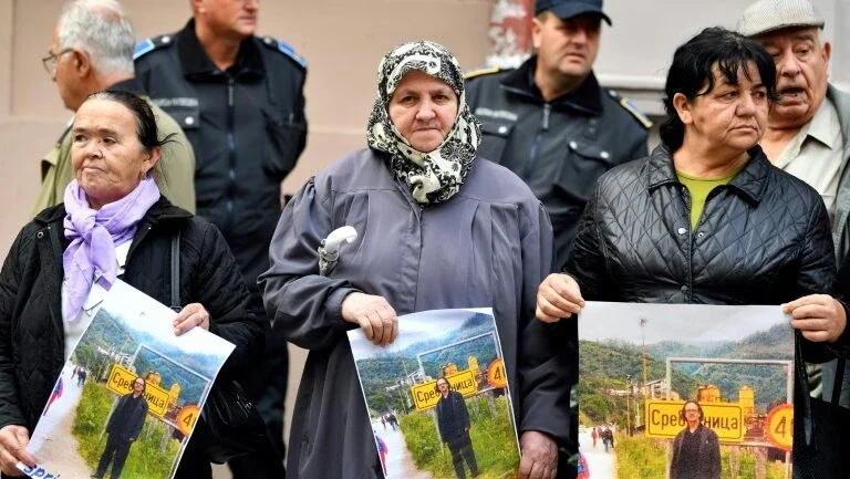 Mulheres de Srebrenica protestam contra Nobel para escritor Peter Handke