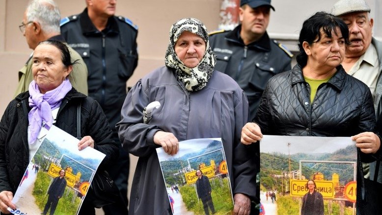 Mulheres de Srebrenica protestam contra Nobel para escritor Peter Handke