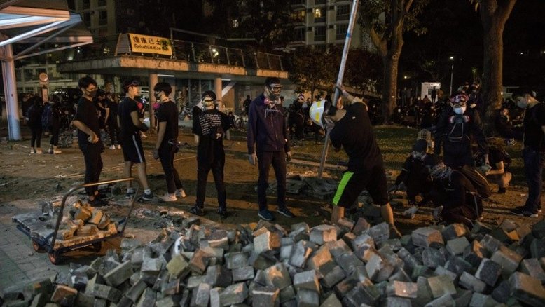 Homem morre atingido por tijolo durante protestos em Hong Kong