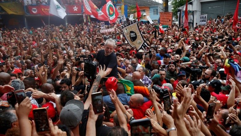 Lula anuncia que está "de volta" e lança ofensiva contra Bolsonaro