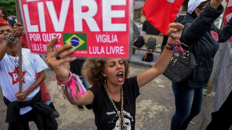 Lula deixa a prisão em Curitiba