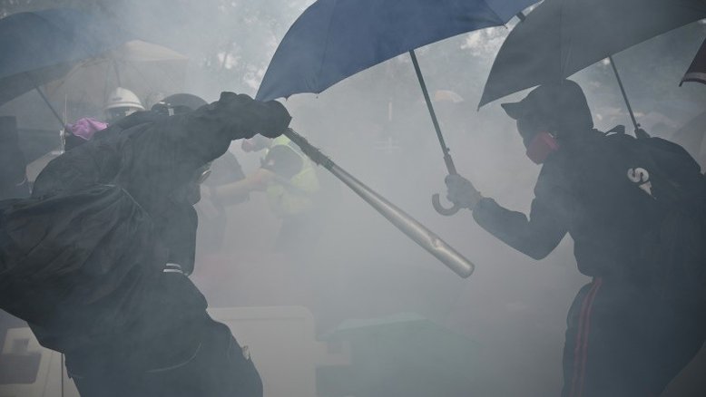 Polícia e manifestantes se enfrentam em universidades em Hong Kong