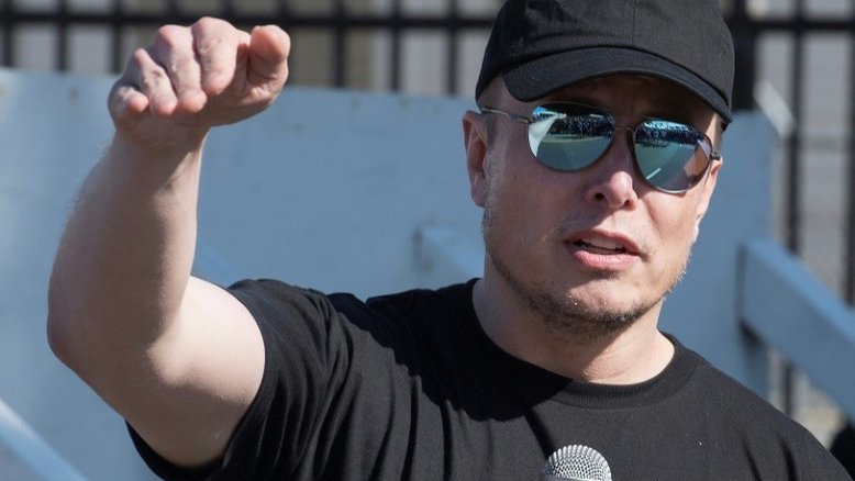Elon Musk, CEO da Tesla, avisa que deixa Twitter em um tuíte