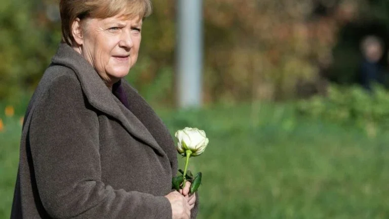 Merkel sonhava em comer ostras no Ocidente na noite da queda do Muro de Berlim