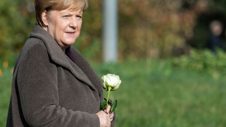 Merkel sonhava em comer ostras no Ocidente na noite da queda do Muro de Berlim